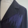 Veste tailleur Hiver noire à chevrons et traits brodés violets T 44 Helena Sorel - détail