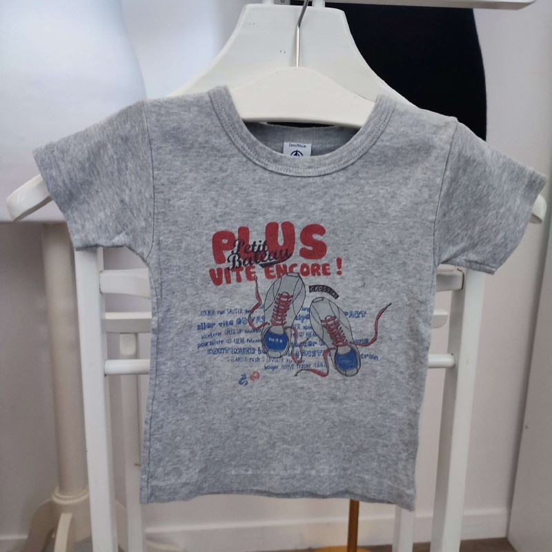 T-shirt gris aux baskets 2 ans Petit Bateau