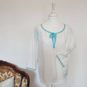 Blouse blanche à fleurs brodées turquoise T42 Etam