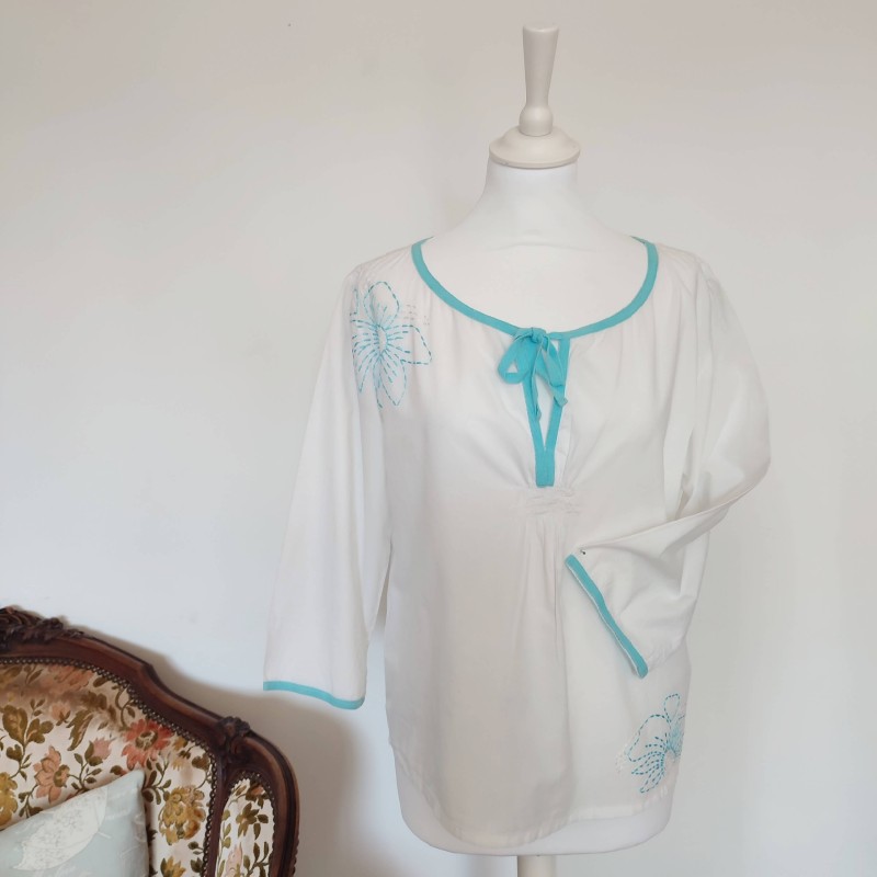 Blouse blanche à fleurs brodées turquoise T42 Etam Blouse blanche à fleurs brodées turquoise T42 Etam