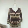 Pull marron à zig-zag roses et verts T 2 Mim