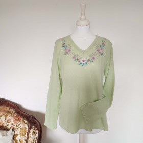 Pull en V vert pâle aux fleurs brodées T 42-44 Damart