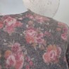 Pull gris clair aux fleurs roses fondues T 44 - Motifs