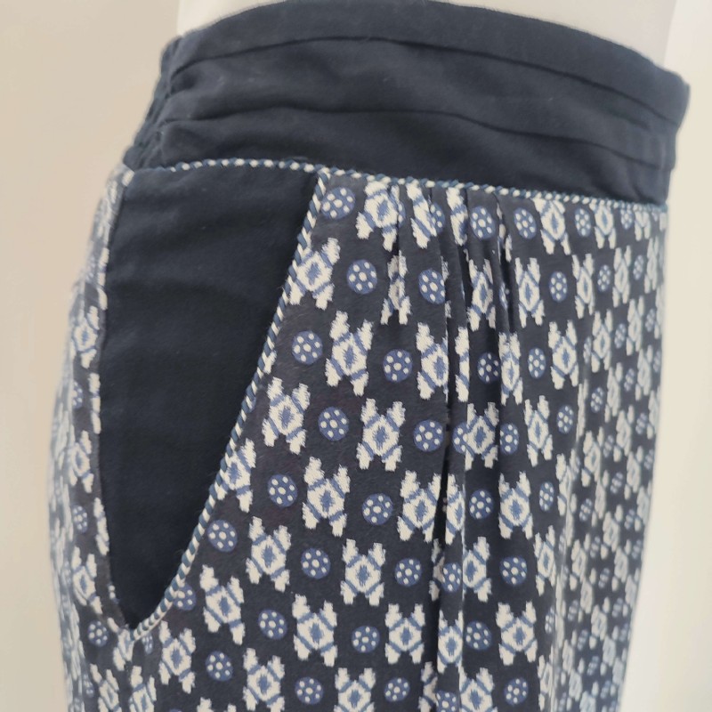 Jupe à petits motifs bleu marine et blanche T 40 Promod - Détail, ceinture et poche