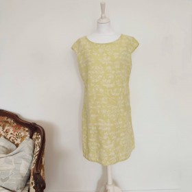 Robe légère jaune à fleurs blanches T 44